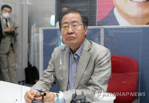 홍준표 의원이 지난 14일 대구 수성구 자신의 지역 사무실에서 국민의힘 복당 문제 등과 관련해 기자간담회를 하고 있다. <연합뉴스>